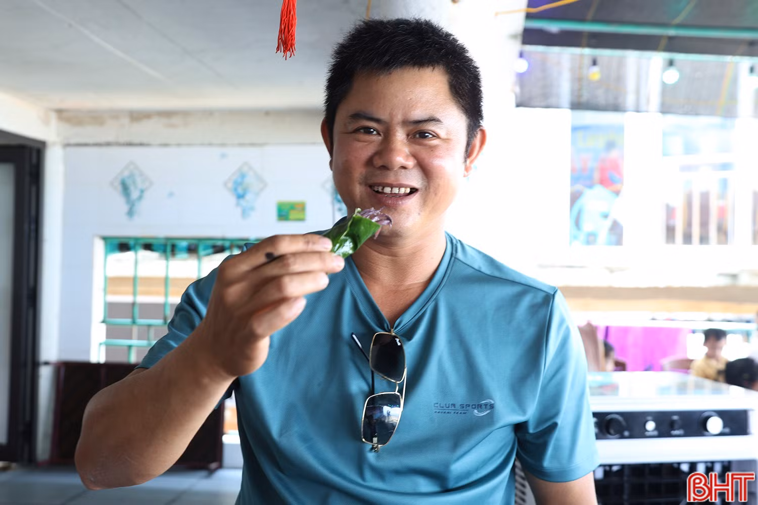 Được biết, giá mực nhảy dao động từ 850 - 950 nghìn đồng/kg, có tăng nhẹ trong dịp lễ nhưng vẫn được du khách chấp nhận bởi độ tươi ngon.