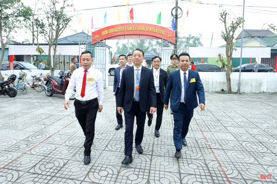 Chủ tịch UBND tỉnh Phan Thiên Định kiểm tra công tác bầu cử tại Thạch Hà