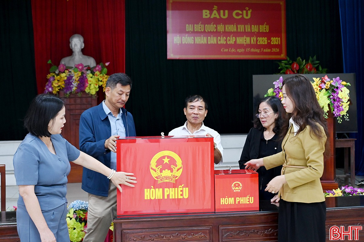 Lãnh đạo Phòng Văn hóa - Xã hội, UBND xã Can Lộc kiểm tra công tác chuẩn bị hòm phiếu phụ trên địa bàn.