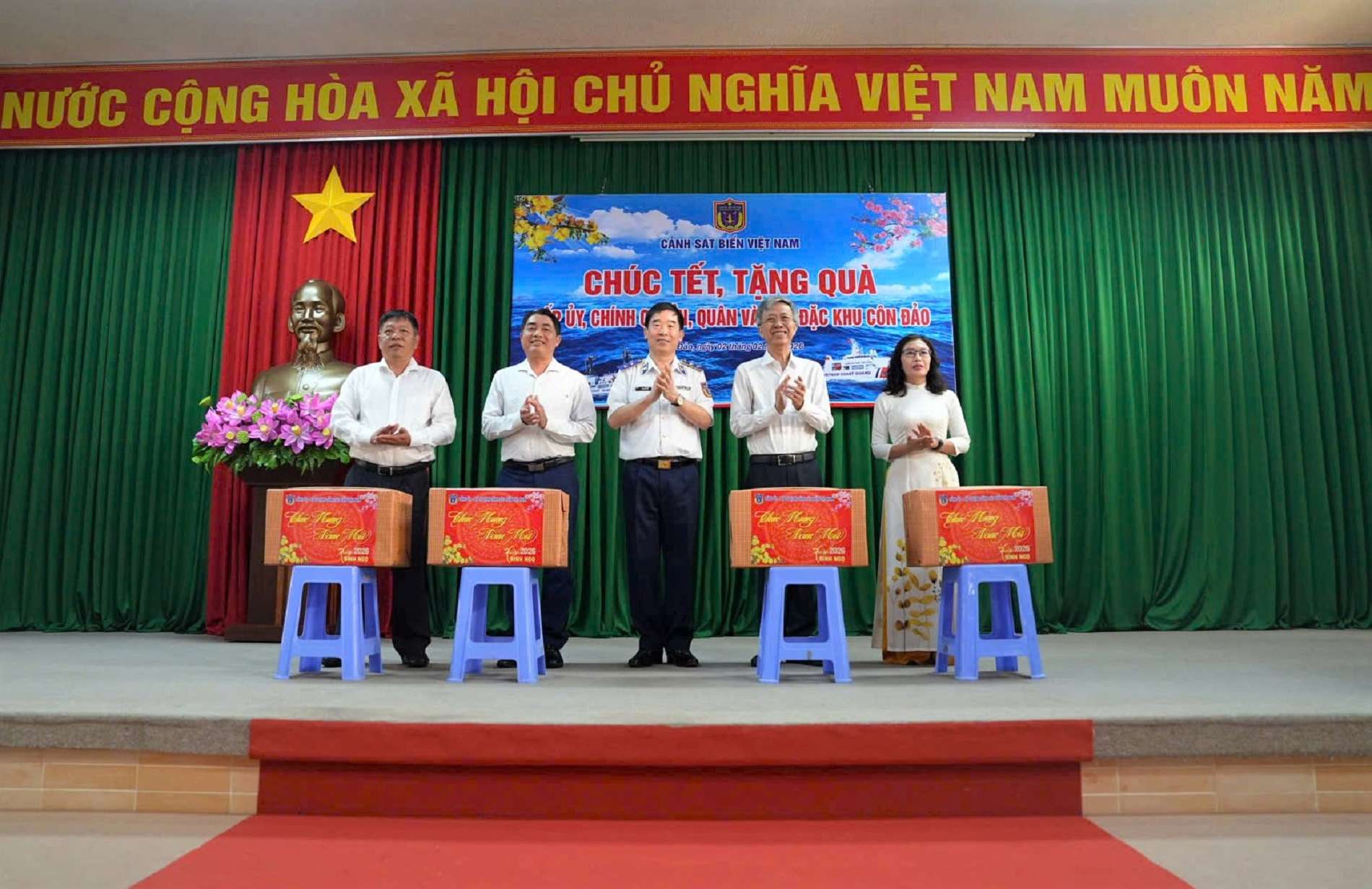 Hơi ấm mùa Xuân nơi Côn Đảo đầu sóng