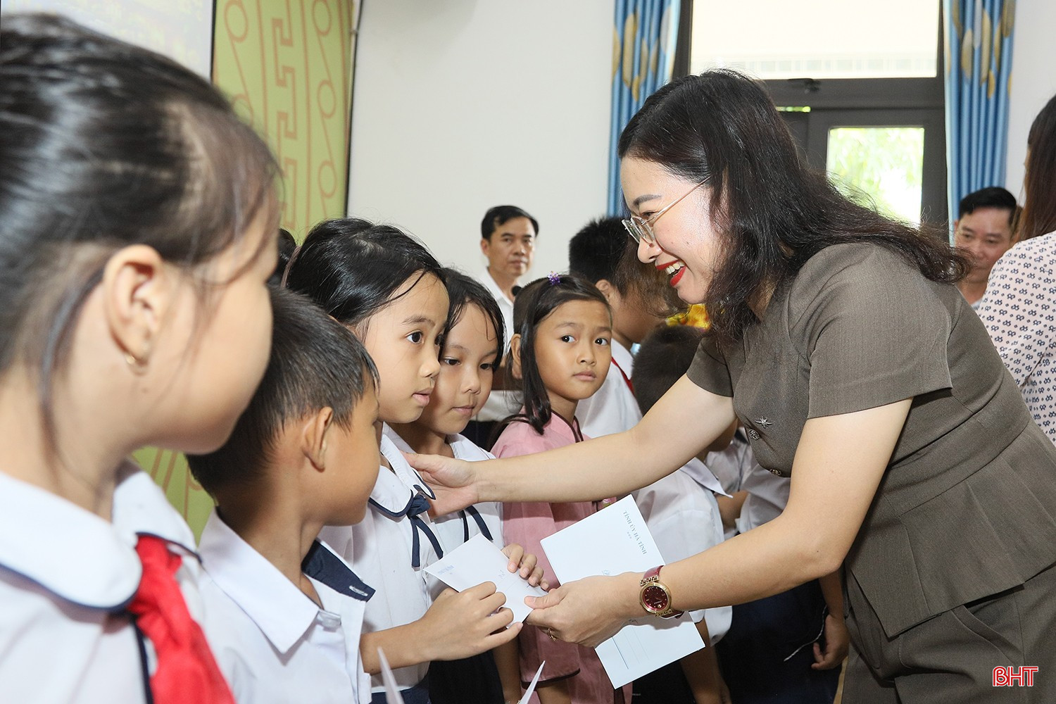 Phó Chủ tịch UBND tỉnh Nguyễn Thị Nguyệt tặng quà học sinh dịp Tết Trung thu