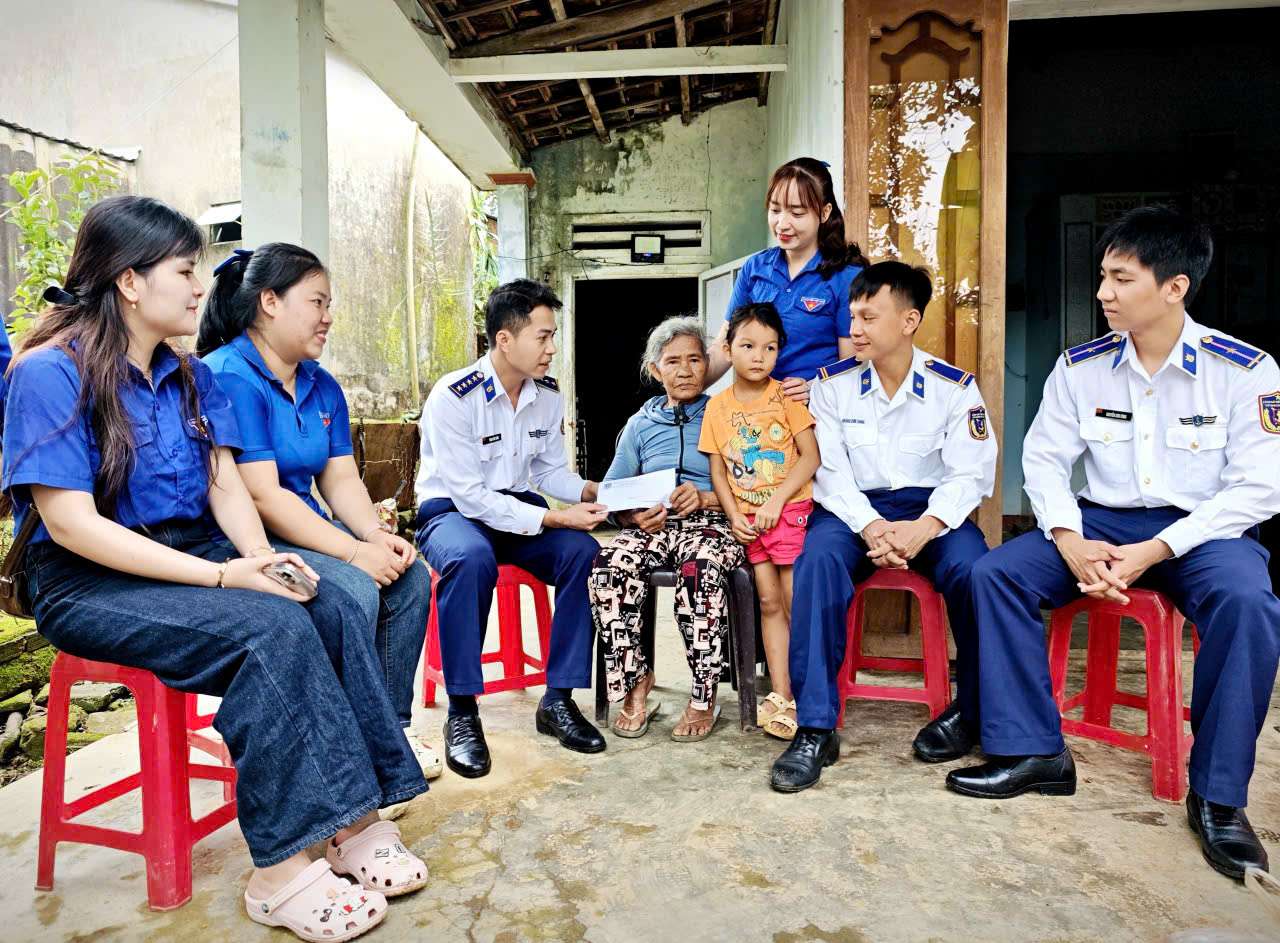 Tuổi trẻ Hải đội 211 rực lửa thi đua giữa trùng khơi