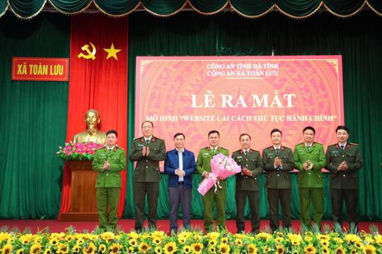 Công an xã Toàn Lưu ra mắt Website cải cách thủ tục hành chính, đẩy mạnh chuyển đổi số vì Nhân dân phục 