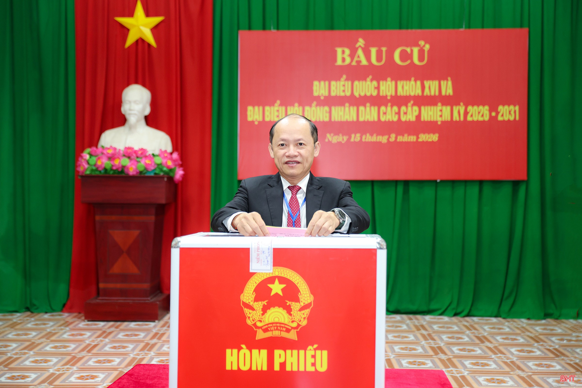 Phó Bí thư Thường trực Tỉnh ủy bỏ phiếu bầu cử tại phường Thành Sen