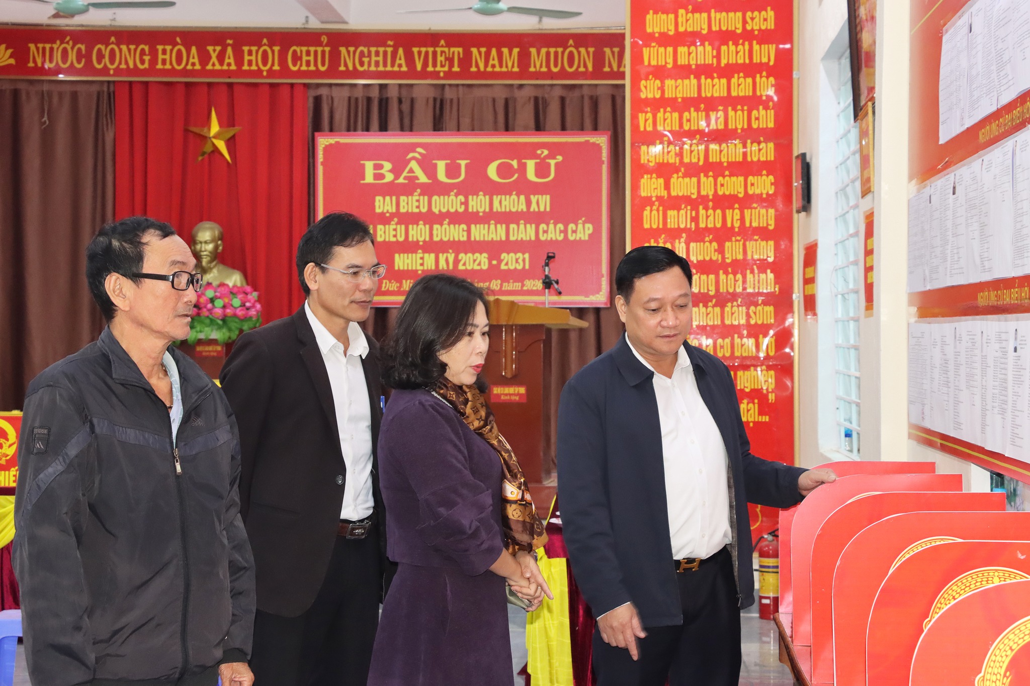 Đoàn kiểm tra Ban bầu cử tỉnh Hà Tĩnh kiểm tra công tác chuẩn bị bầu cử tại đơn vị bầu cử số 10
