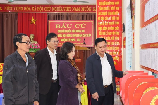 Đoàn kiểm tra Ban bầu cử tỉnh Hà Tĩnh kiểm tra công tác chuẩn bị bầu cử tại đơn vị bầu cử số 10 