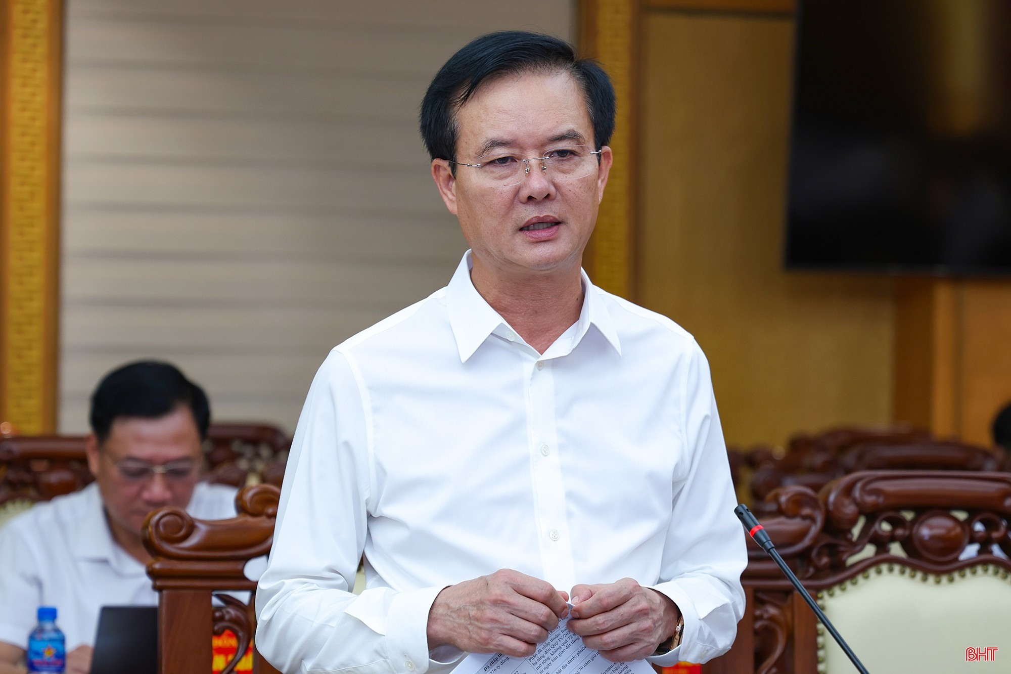 Đồng chí Trần Báu Hà - Ủy viên BTV Tỉnh ủy, Phó Chủ tịch Thường trực UBND tỉnh trình bày các nội dung liên quan. Đồng chí Trần Báu Hà - Ủy viên BTV Tỉnh ủy, Phó Chủ tịch Thường trực UBND tỉnh trình bày các nội dung liên quan.