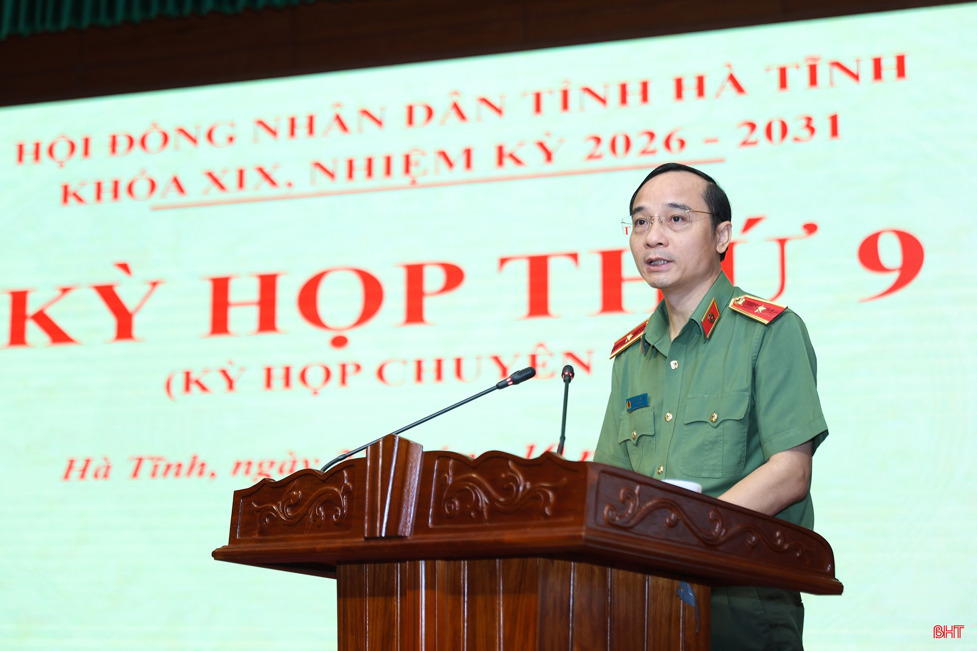 Đồng chí Nguyễn Xuân Thao - Ủy viên BTV Tỉnh ủy, Giám đốc Công an tỉnh báo cáo tờ trình. Đồng chí Nguyễn Xuân Thao - Ủy viên BTV Tỉnh ủy, Giám đốc Công an tỉnh báo cáo tờ trình.
