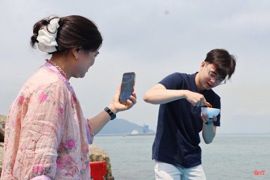 Mực nhảy Vũng Áng “hút khách" dịp nghỉ lễ