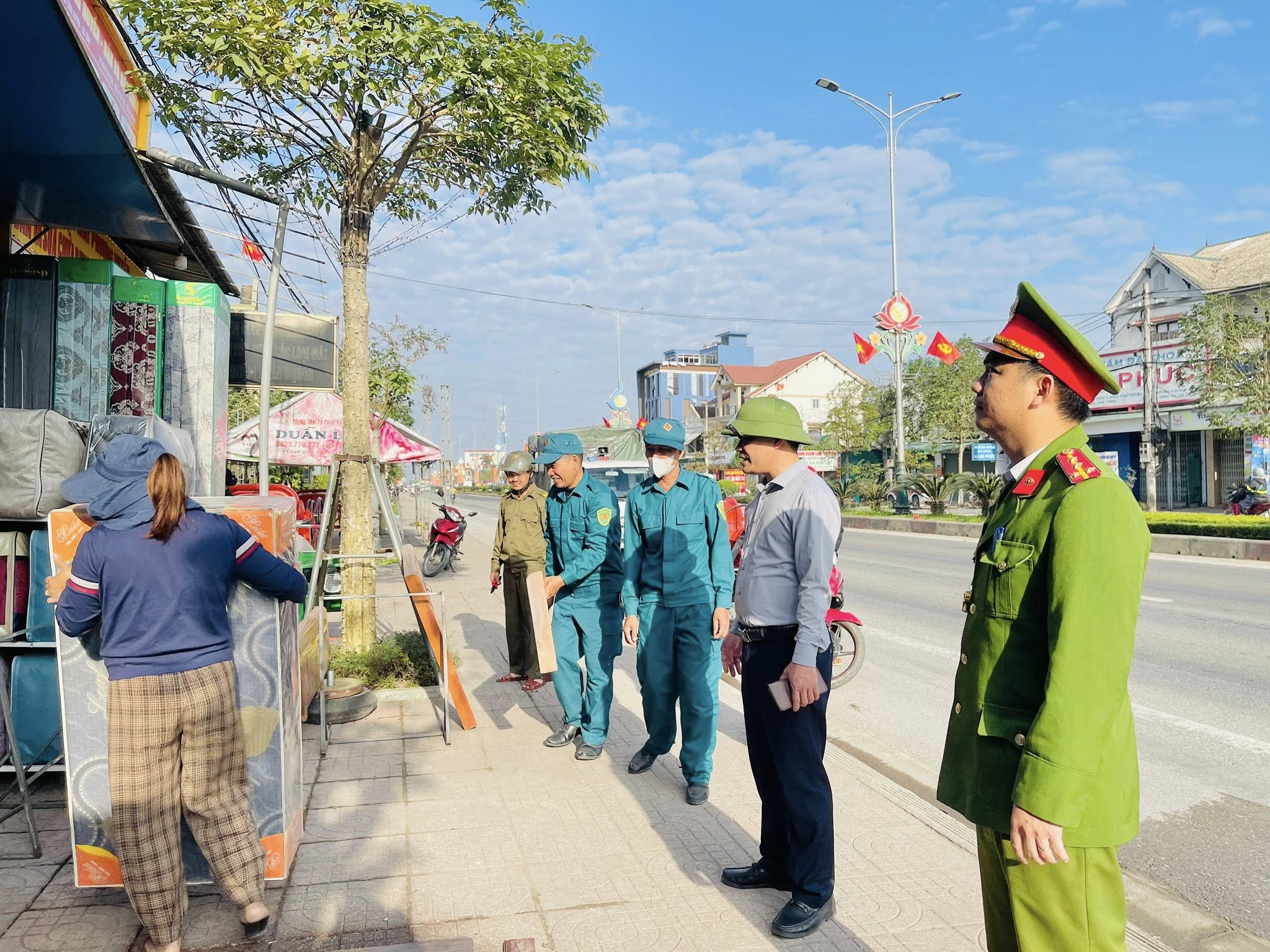Cẩm Xuyên ra quân lập lại trật tự hành lang an toàn giao thông