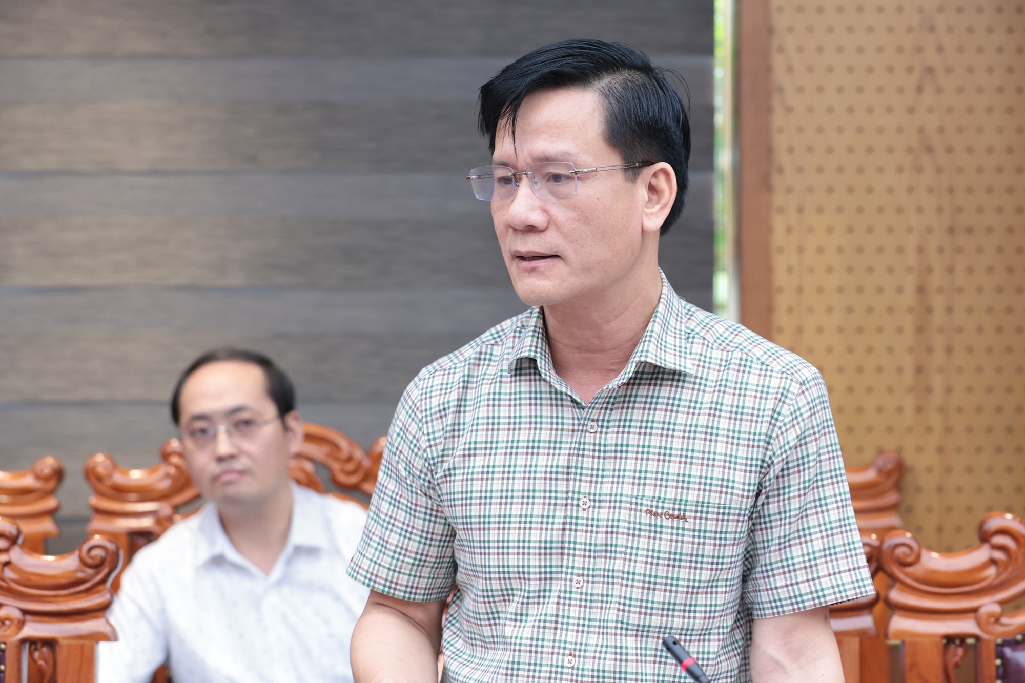 Đồng chí Trịnh Văn Ngọc - Giám đốc Sở Nội vụ báo cáo một số nội dung tại cuộc họp. hop-thuong-truc-tinh-uy.jpg