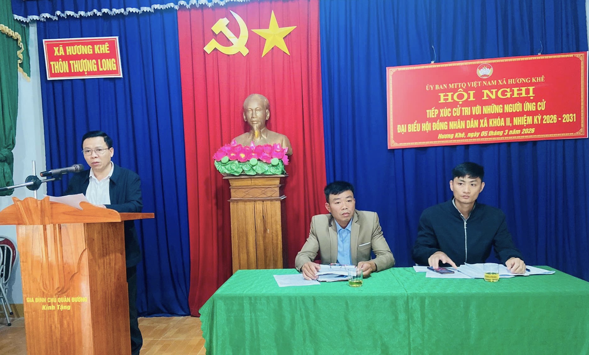 Cử tri xã Hương Khê tiếp xúc các ứng cử viên đại biểu HĐND xã khóa II