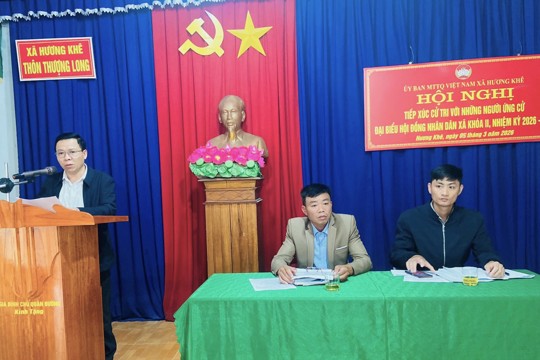 Cử tri xã Hương Khê tiếp xúc các ứng cử viên đại biểu HĐND xã khóa II