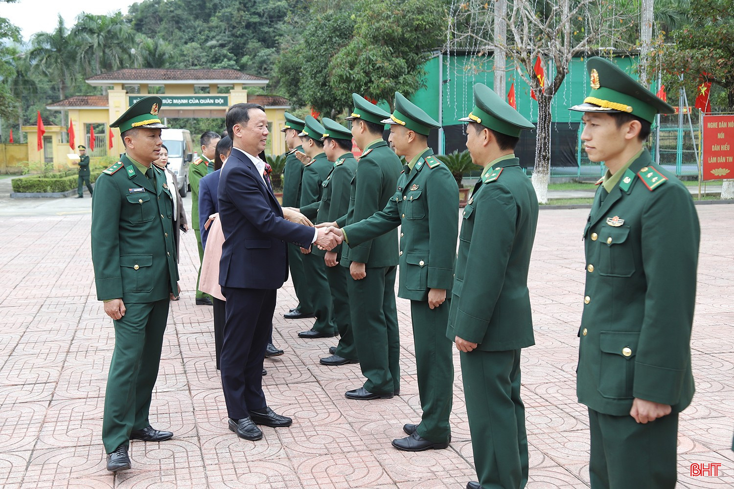 Các đơn vị làm nhiệm vụ tại khu vực biên giới tạo mọi thuận lợi để bà con về quê đón Tết