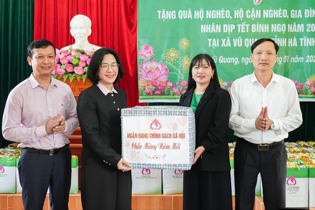 Công đoàn Ngân hàng Chính sách xã hội tổ chức trao quà Tết cho người dân