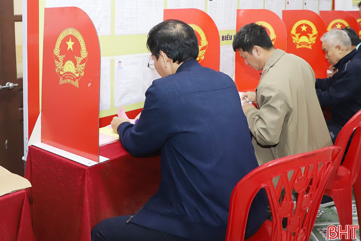 Sau khi thông qua nội quy, quy chế bầu cử và kiểm tra, niêm phong hòm phiếu, các cử tri nhanh chóng hoàn tất thủ tục để bỏ những lá phiếu đầu