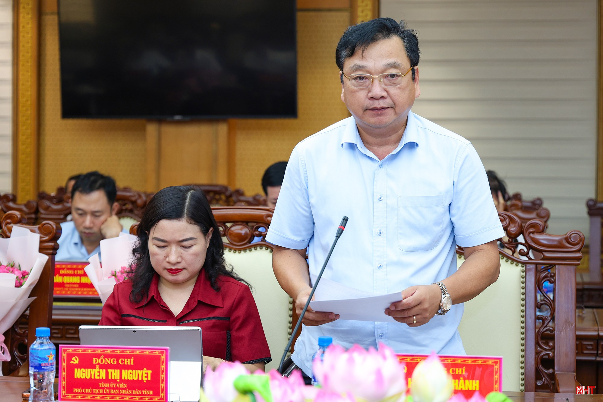 Đồng chí Hồ Huy Thành - Phó Chủ tịch UBND tỉnh báo cáo các nội dung liên quan. Đồng chí Hồ Huy Thành - Phó Chủ tịch UBND tỉnh báo cáo các nội dung liên quan.