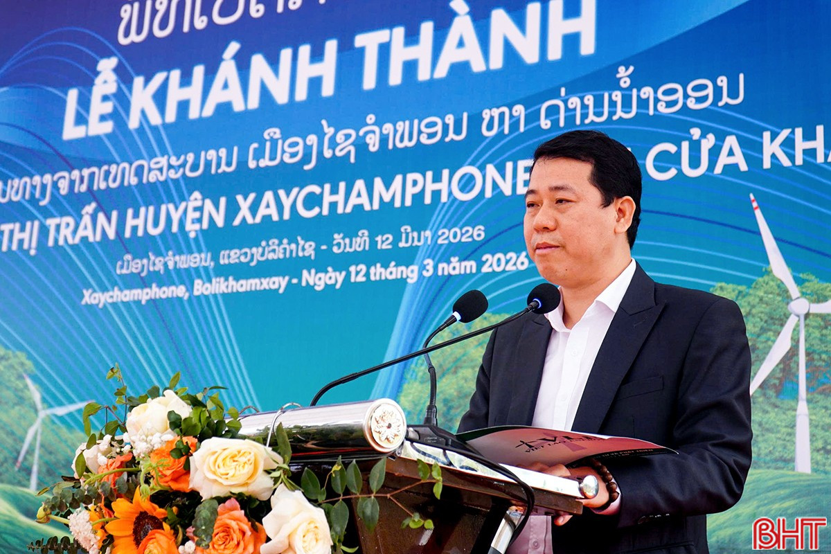 Ông Nguyễn Bá Sản - Phó Giám đốc Công ty CP Đầu tư và Phát triển Năng lượng Việt – Lào báo cáo quá trình thực hiện dự án và bàn giao công trình cho địa phương quản lý.