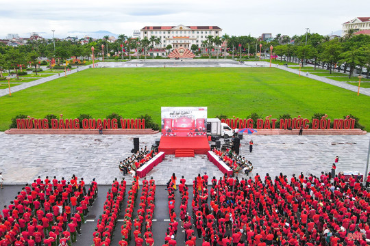 Người dân Hà Tĩnh hưởng ứng hoạt động đi bộ “Cùng Việt Nam tiến bước”