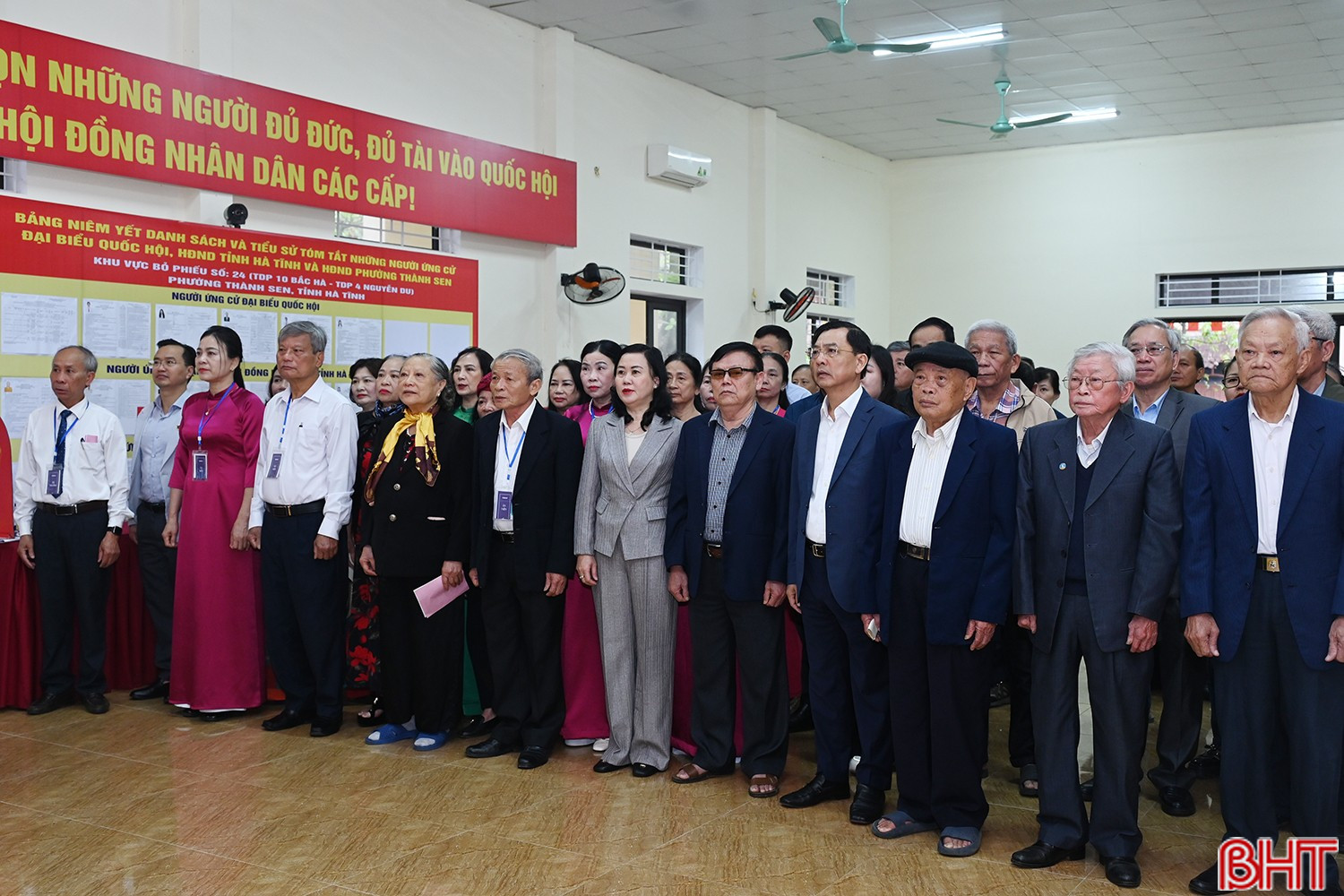 Trưởng ban Tổ chức Tỉnh ủy Trương Thanh Huyền, Trưởng ban Quản lý Khu kinh tế tỉnh Trần Việt Hà cùng các cử tri thực hiện nghi lễ chào cờ, khai mạc bầu cử.