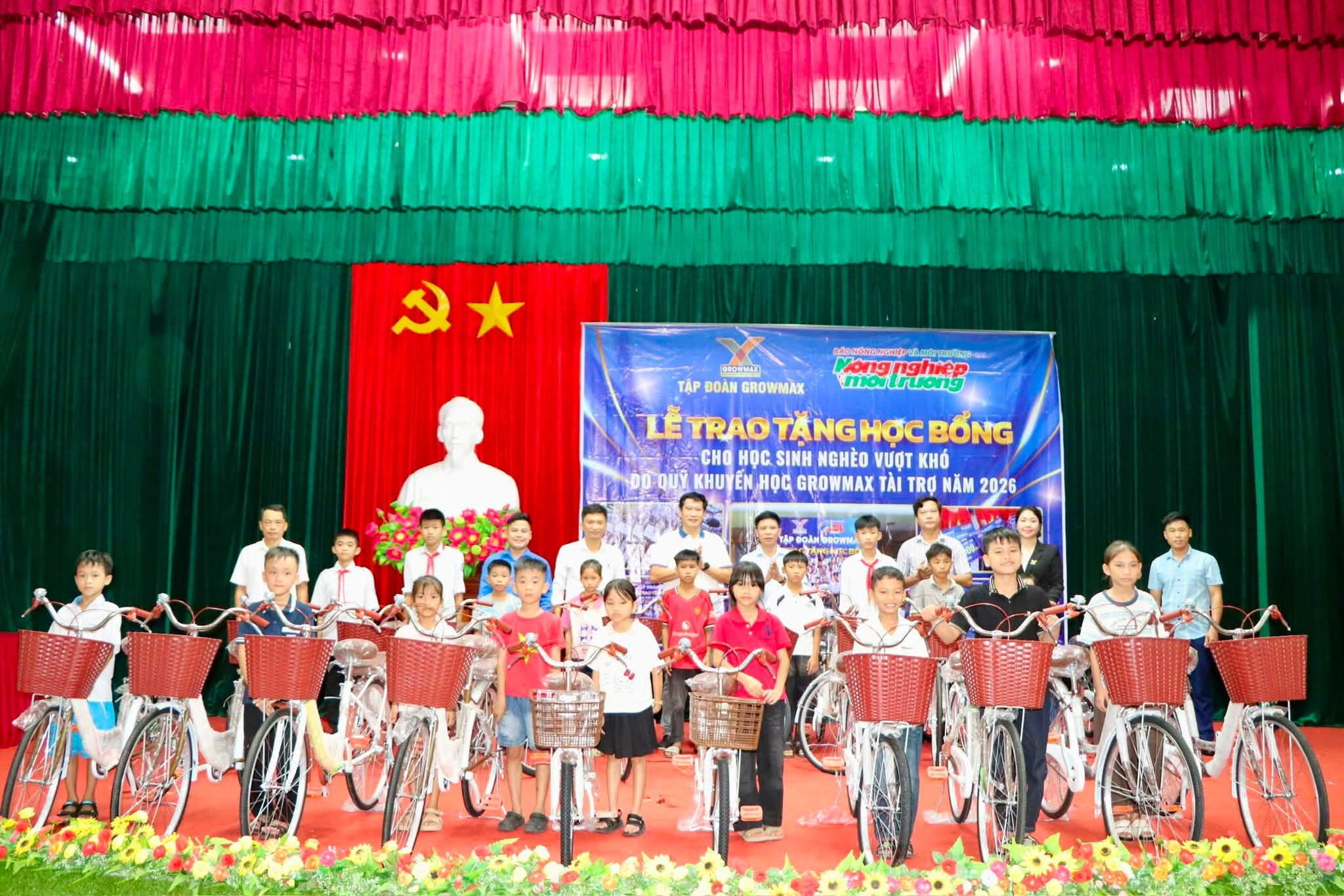 Trao 20 xe đạp tiếp sức học sinh khó khăn ở xã Vũ Quang đến trường