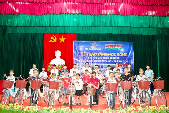 Trao 20 xe đạp tiếp sức học sinh khó khăn ở xã Vũ Quang đến trường