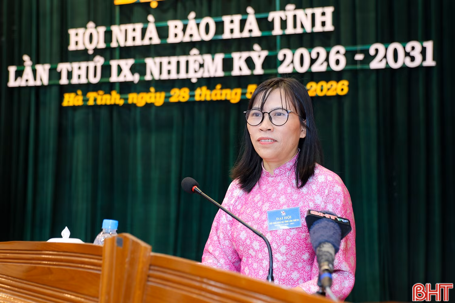 Bà Lê Thị Thủy - Phó Chủ tịch Hội Nhà báo tỉnh, Phó Giám đốc Báo và phát thanh, truyền hình Hà Tĩnh báo cáo kiểm điểm hoạt động của BCH Hội Nhà báo tỉnh nhiệm kỳ 2020 - 2025.