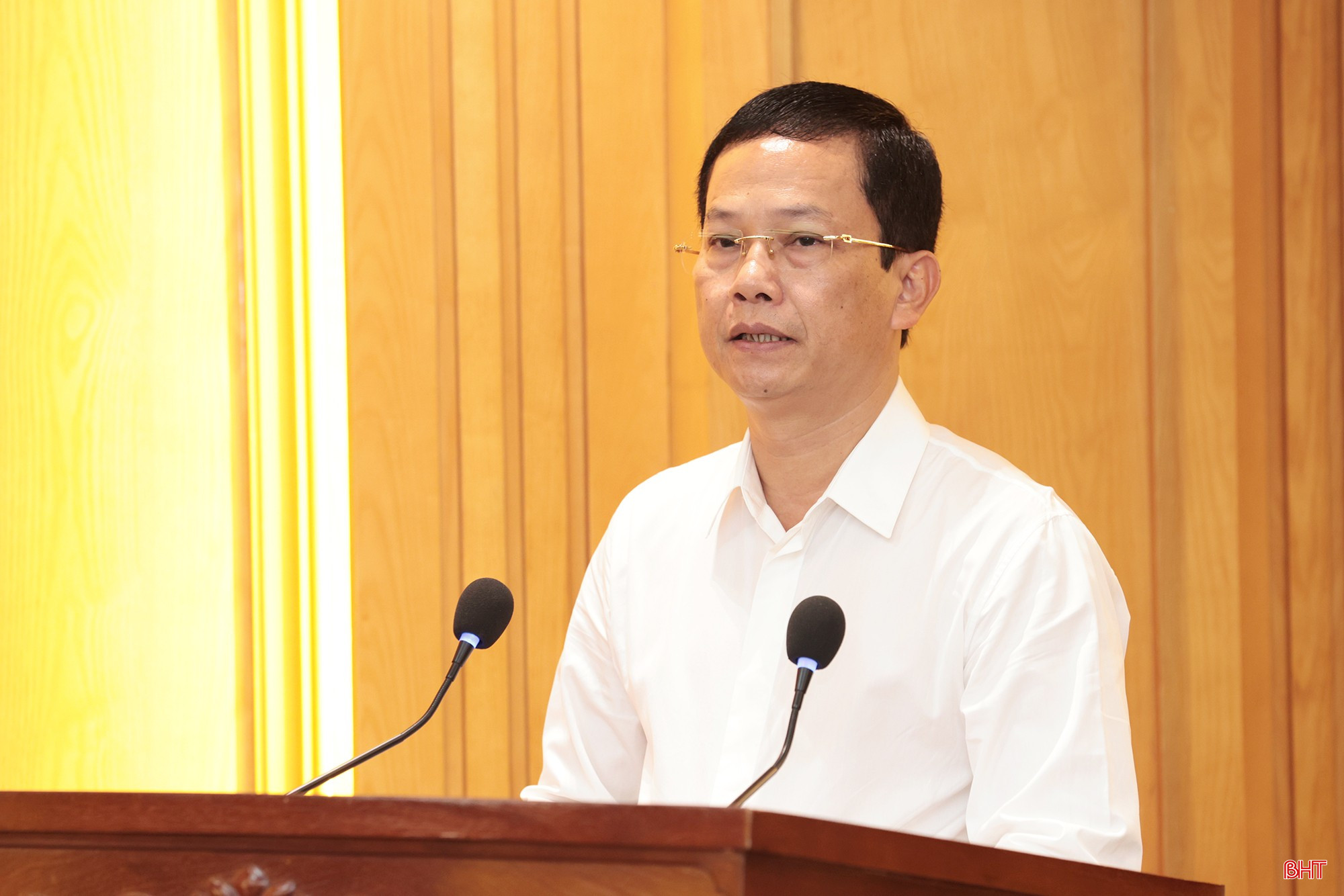 Đồng chí Nguyễn Trọng Hiếu - Ủy viên BTV Tỉnh ủy, Phó Chủ tịch UBND tỉnh báo cáo quá trình thực hiện Nghị quyết số 16 trên địa bàn tỉnh Hà Tĩnh. bqbht_br_tong-ket-nghi-quyet-bct-4463.jpg