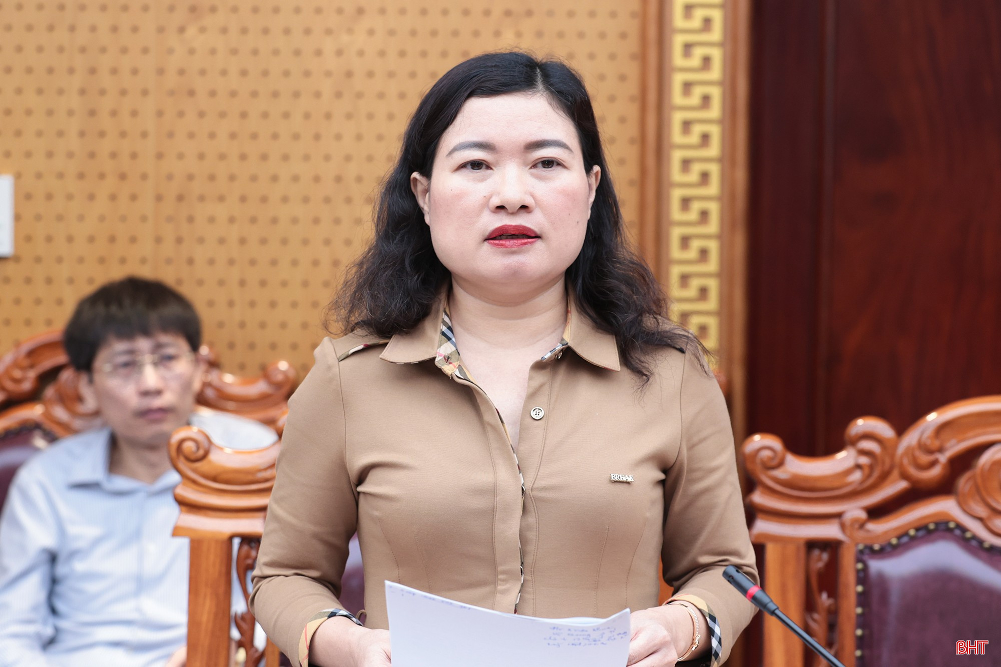 Đồng chí Nguyễn Thị Nguyệt - Phó Chủ tịch UBND tỉnh trình bày dự thảo về Đề án sắp xếp, tổ chức lại các đơn vị trực thuộc Sở Y tế. bqbht_br_hop-thuong-truc-tinh-uy-9895.jpg