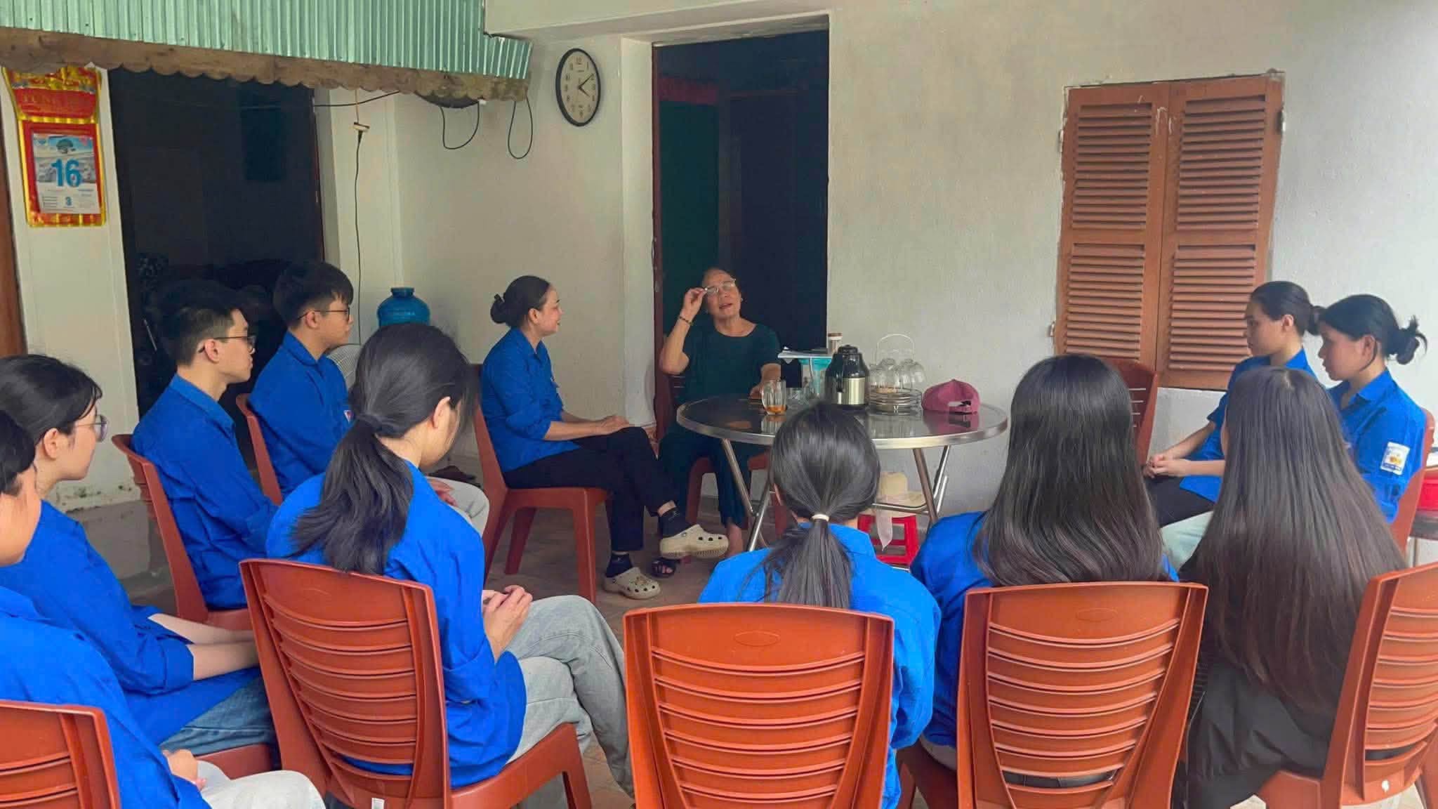 Tuổi trẻ chi đoàn thôn Yên Trấn, xã Đức Thọ tri ân cựu Thanh niên xung phong