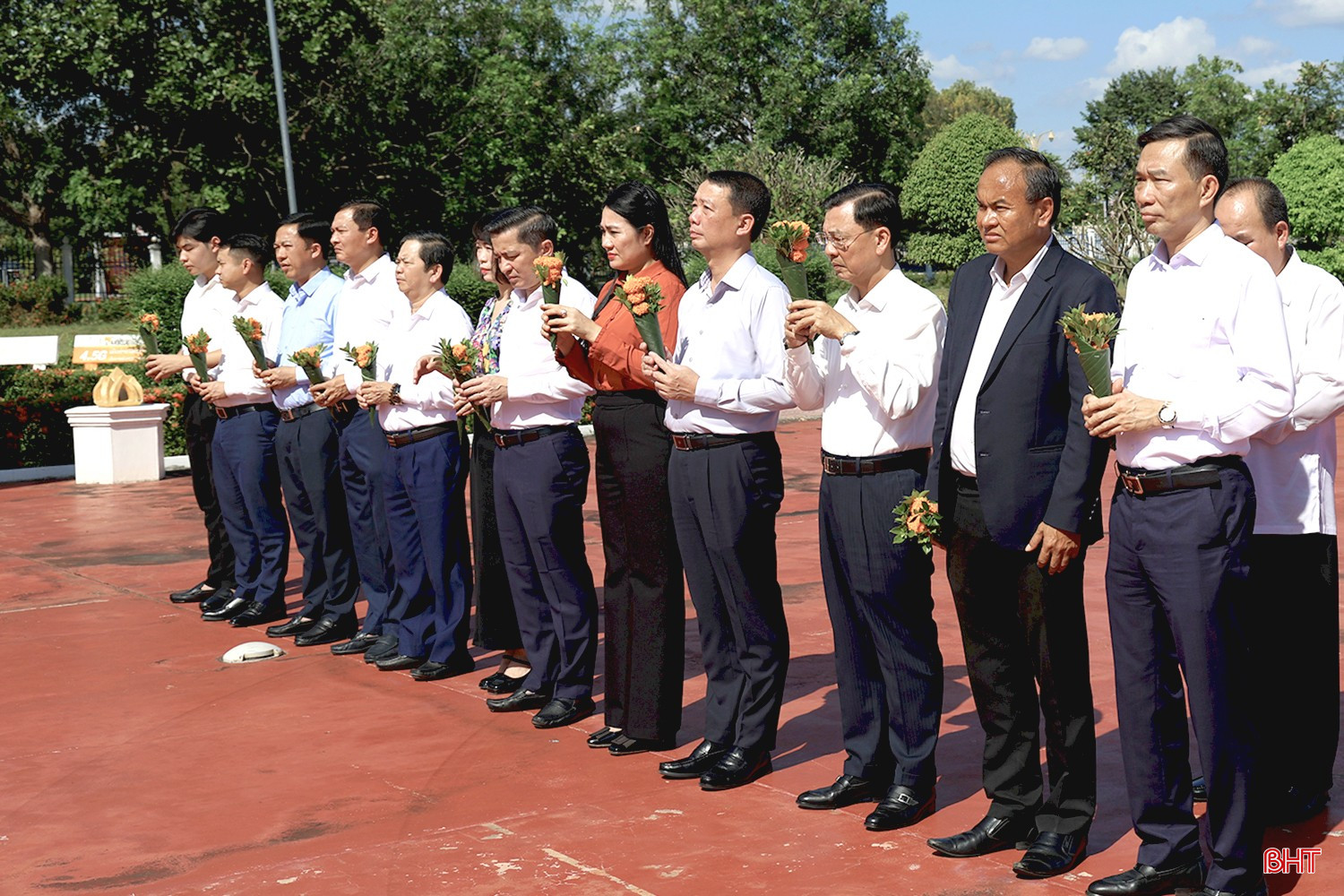 Đồng chí Phan Thiên Định - Phó Bí thư Tỉnh ủy, Chủ tịch UBND tỉnh cùng đoàn công tác đã đến dâng hoa tưởng niệm các vị lãnh tụ. bqbht_br_1z0a4128-4192.jpg