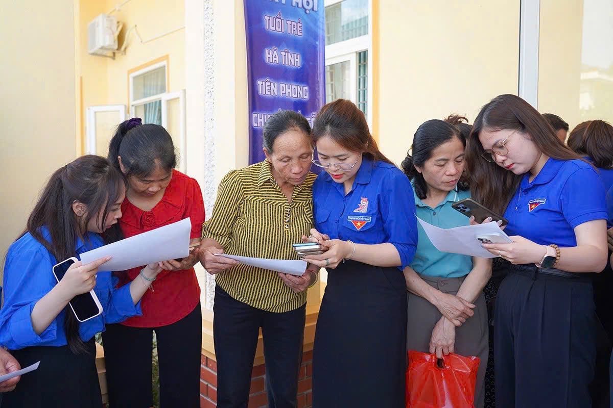 Tuổi trẻ Hà Tĩnh tiên phong chuyển đổi số: Sôi nổi ngày hội cài đặt i-Hà Tĩnh và phổ cập thanh toán điện tử