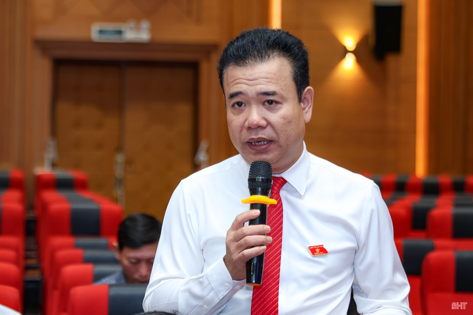 Đại biểu Nguyễn Việt Hùng – Bí thư Đảng ủy, Chủ tịch HĐND xã Thạch Hà phát biểu thảo luận. bqbht_br_a623a9771.jpg