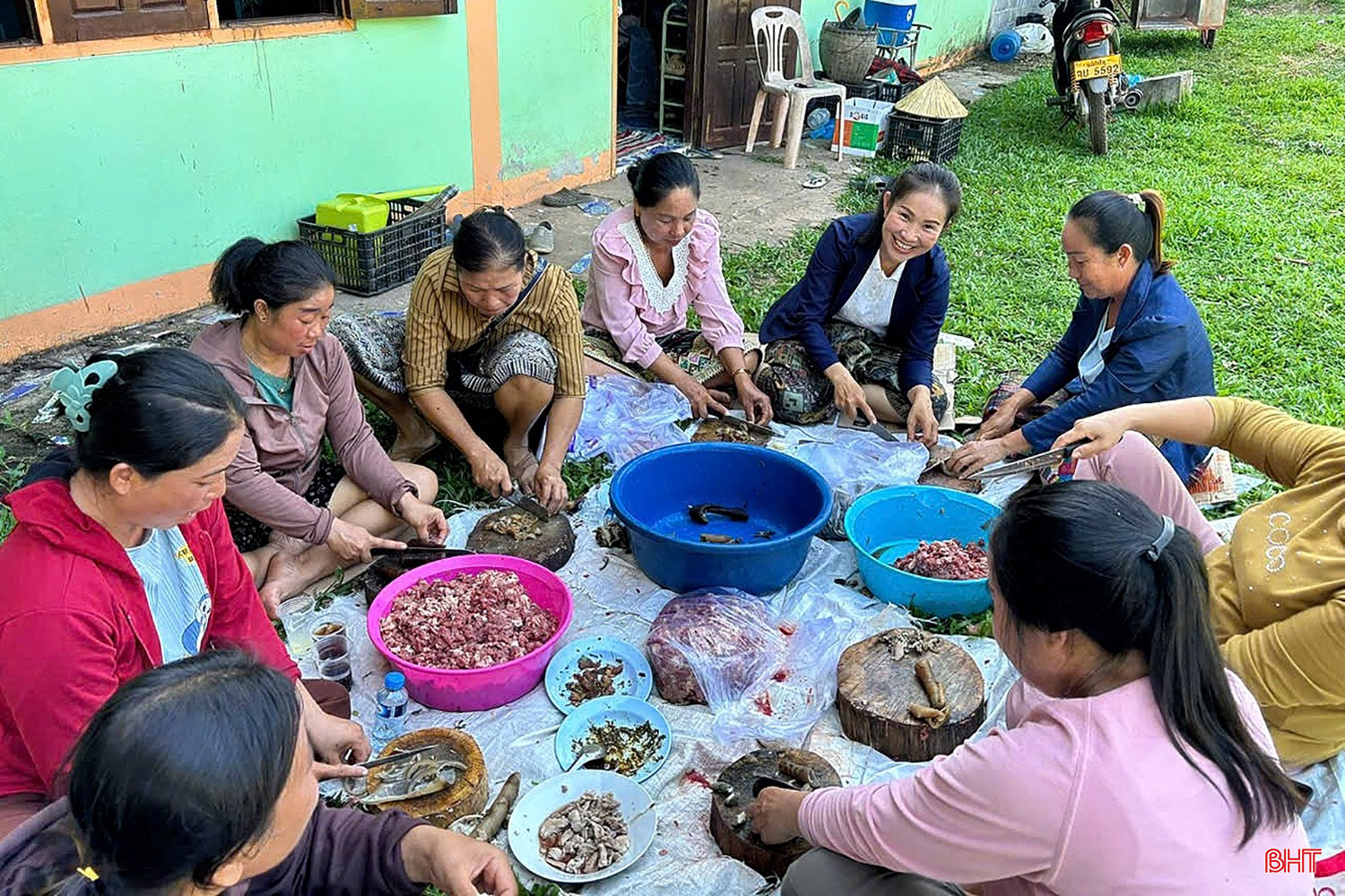 Người dân bản Phôn Hôm chuẩn bị bữa ăn, thể hiện tình cảm gần gũi, gắn bó với cán bộ, chiến sĩ Đội Quy tập Hà Tĩnh như người thân trong gia đình. bqbht_br_l5.jpg