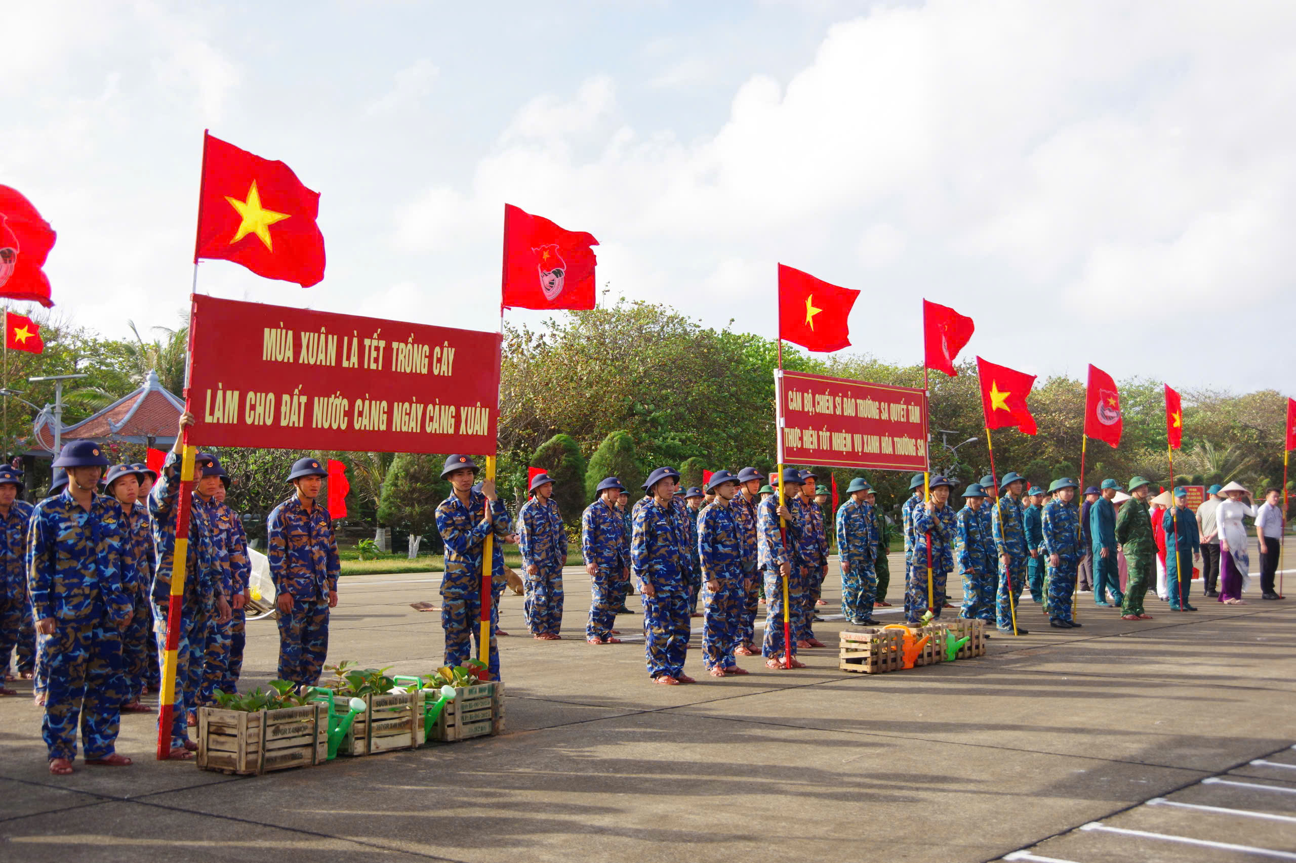 Trường Sa ra quân “Tết trồng cây” đầu xuân 2026, tiếp tục xanh hóa đảo tiền tiêu
