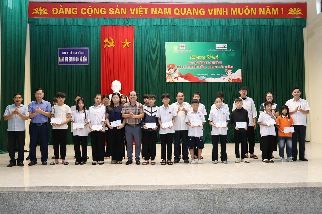 Tiếp sức đến trường cho 40 trẻ mồ côi có hoàn cảnh khó khăn