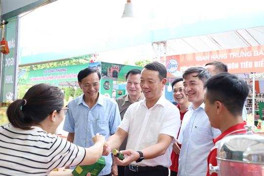 Chủ tịch UBND tỉnh Hà Tĩnh tham quan hội chợ sản phẩm công nghiệp nông thôn tiêu biểu