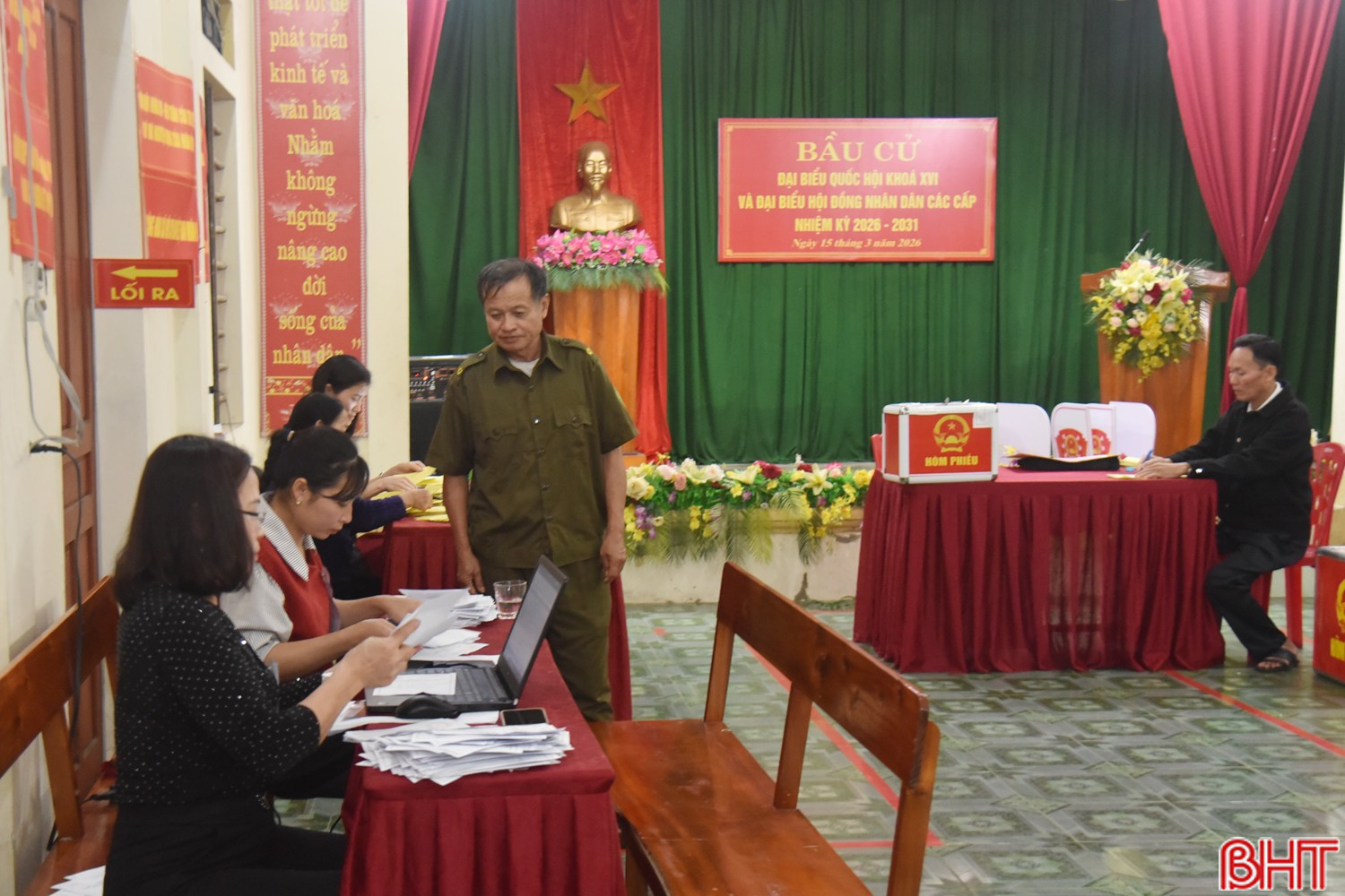 Các thành viên trong tổ kiểm phiếu của khu vực bầu cử số 20 (xã Mai Phụ) làm việc với tinh thần tập trung cao, trách nhiệm lớn.