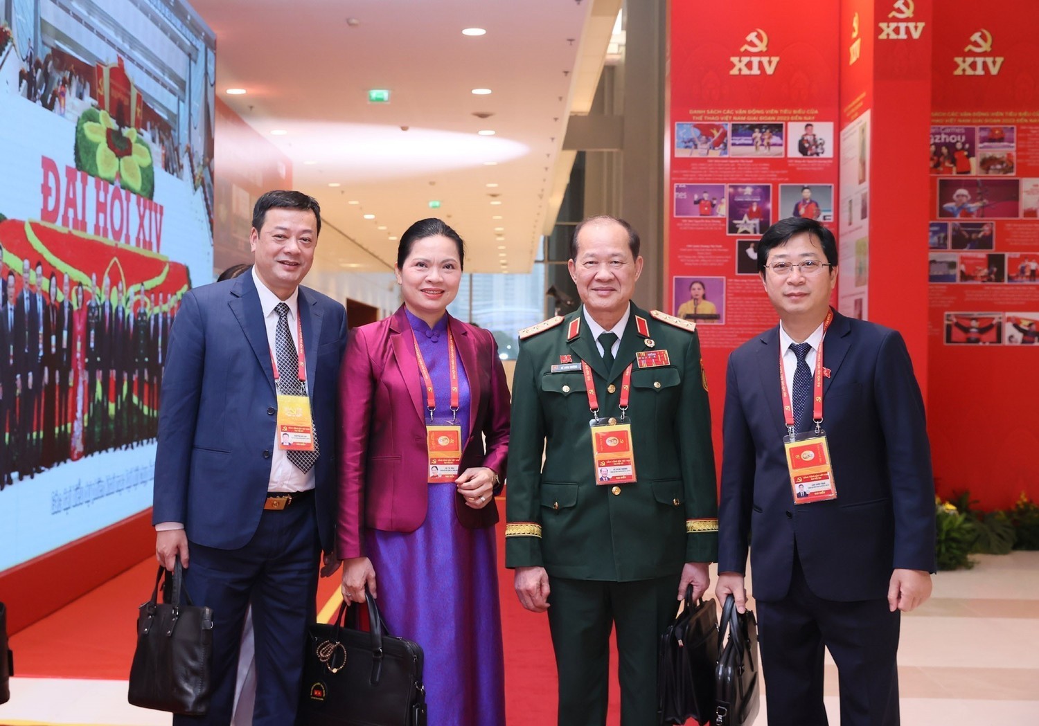 Các đại biểu đến dự phiên thảo luận tại hội trường về các văn kiện Đại hội.