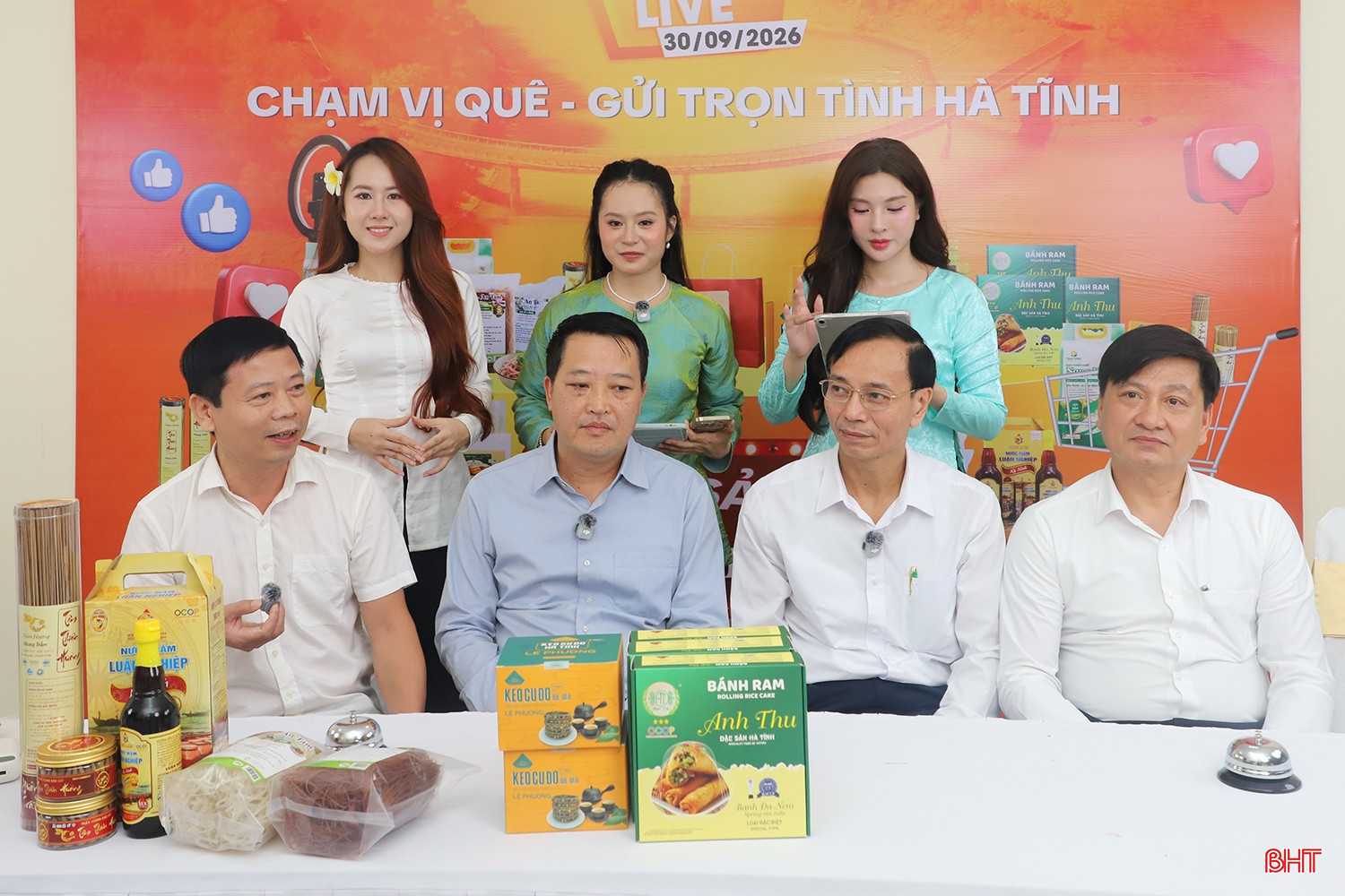 Lãnh đạo các sở, ngành ở Hà Tĩnh tham gia livestream quảng bá sản phẩm địa phương. bqbht_br_100.jpg
