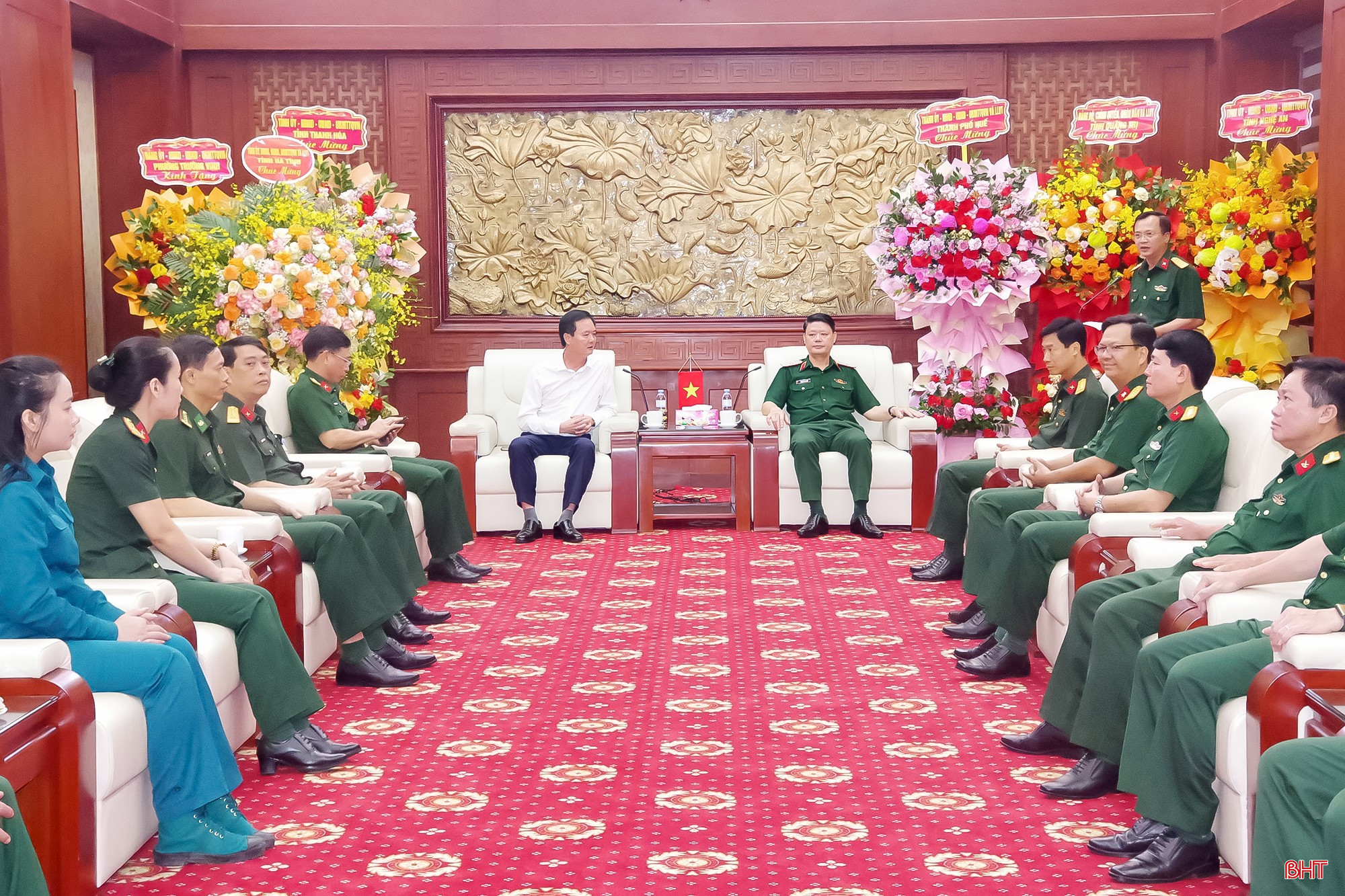 Đoàn công tác do đồng chí Trần Báu Hà - Ủy viên BTV Tỉnh ủy, Phó Chủ tịch Thường trực UBND tỉnh làm Trưởng đoàn đã đến chúc mừng cán bộ, chiến sĩ Bộ Tư lệnh Quân khu 4. bqbht_br_321-5572.jpg