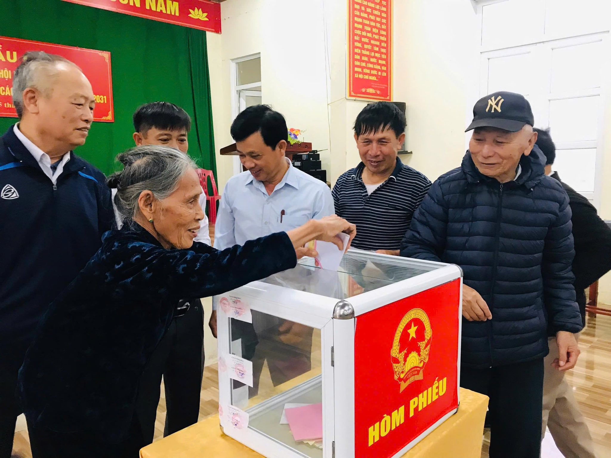 Cử tri xã Đan Hải nô nức tham gia ngày bầu cử tại 31 khu vực bỏ phiếu