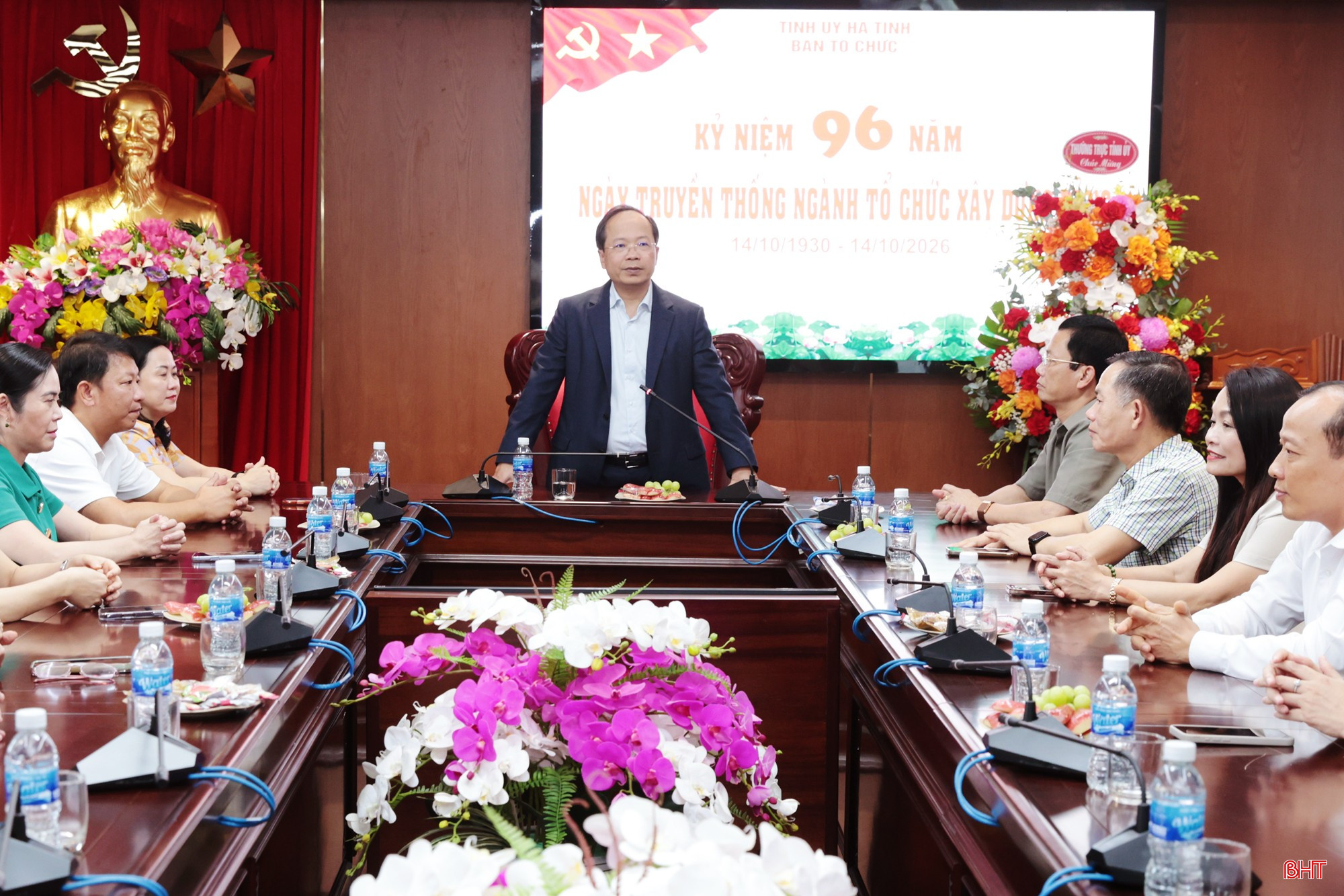 Đồng chí Nguyễn Duy Lâm - Ủy viên Trung ương Đảng, Bí thư Tỉnh ủy, Trưởng đoàn ĐBQH tỉnh cùng đoàn công tác đến tặng hoa chúc mừng tập thể cán bộ, nhân viên Ban Tổ chức Tỉnh ủy, Ủy ban Kiểm tra Tỉnh ủy và Văn phòng Tỉnh ủy. bqbht_br_img-7848.jpg
