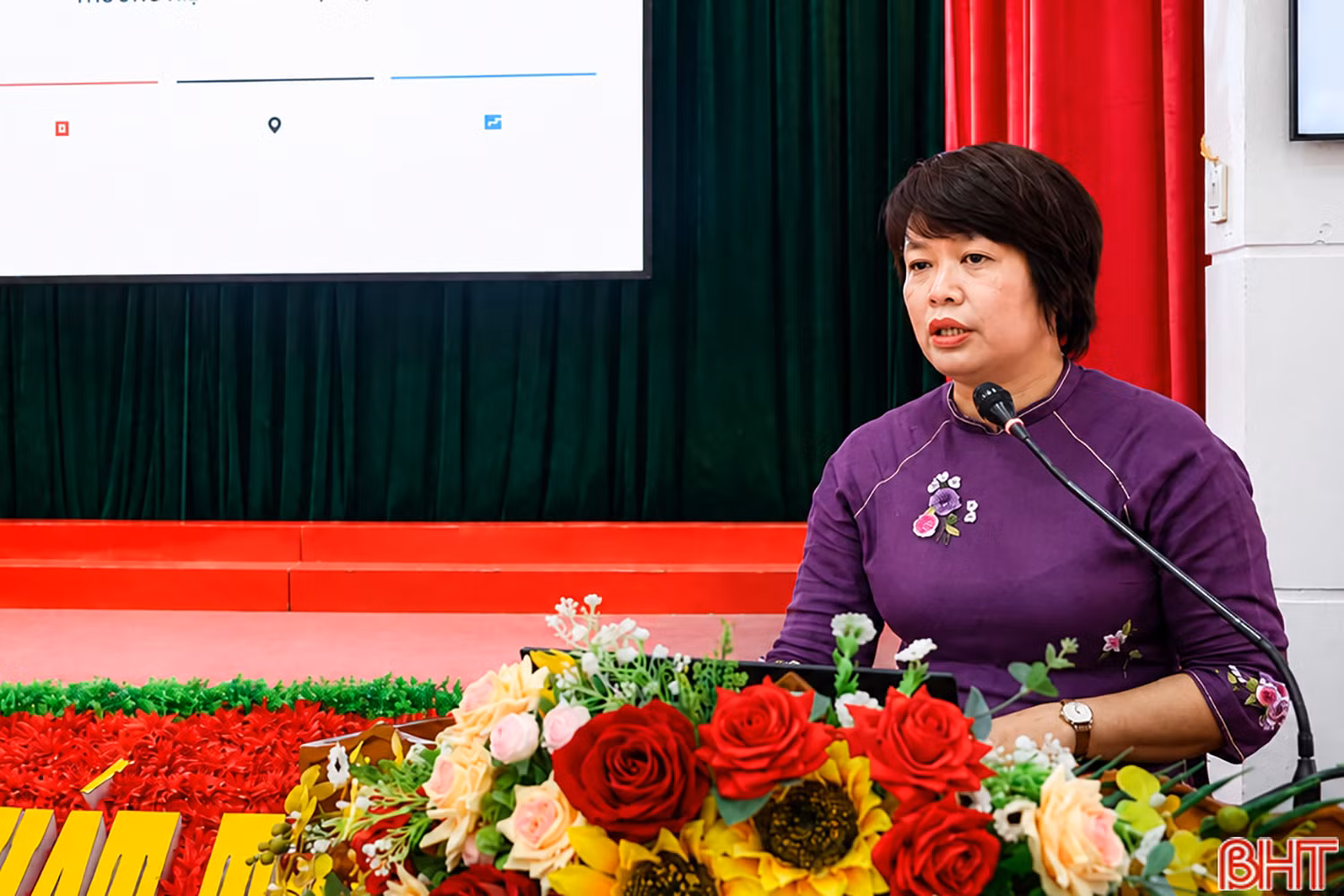 Thạc sĩ Phan Thị Thuý Vân - Viện Nghiên cứu phát triển TP Huế trình bày tham luận: “Hoành Sơn Quan từ chứng tích phòng thủ triều Nguyễn đến trục kinh tế sáng tạo xuyên biên giới”.
