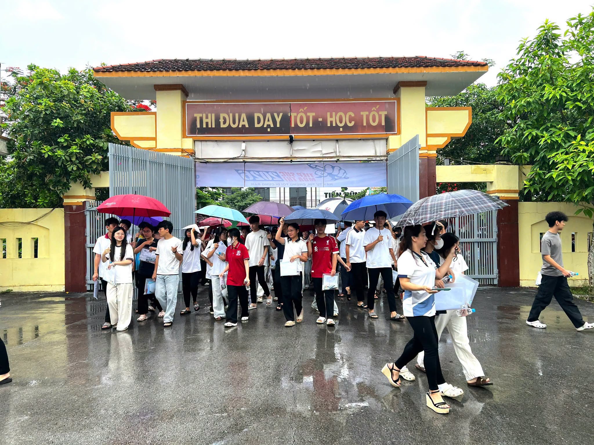 Mưa lớn không ảnh hưởng đến ngày thi đầu tiên tại điểm thi Trường THPT Hương Sơn