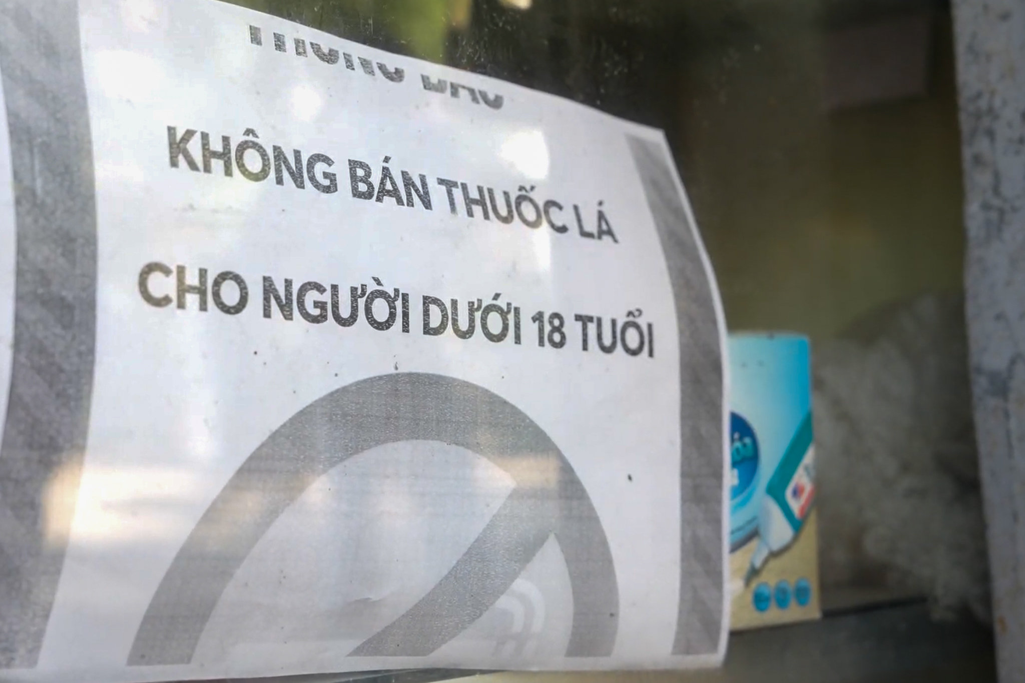 Đề xuất kiểm tra VNeID nhằm kiểm soát người dưới 18 tuổi mua thuốc lá