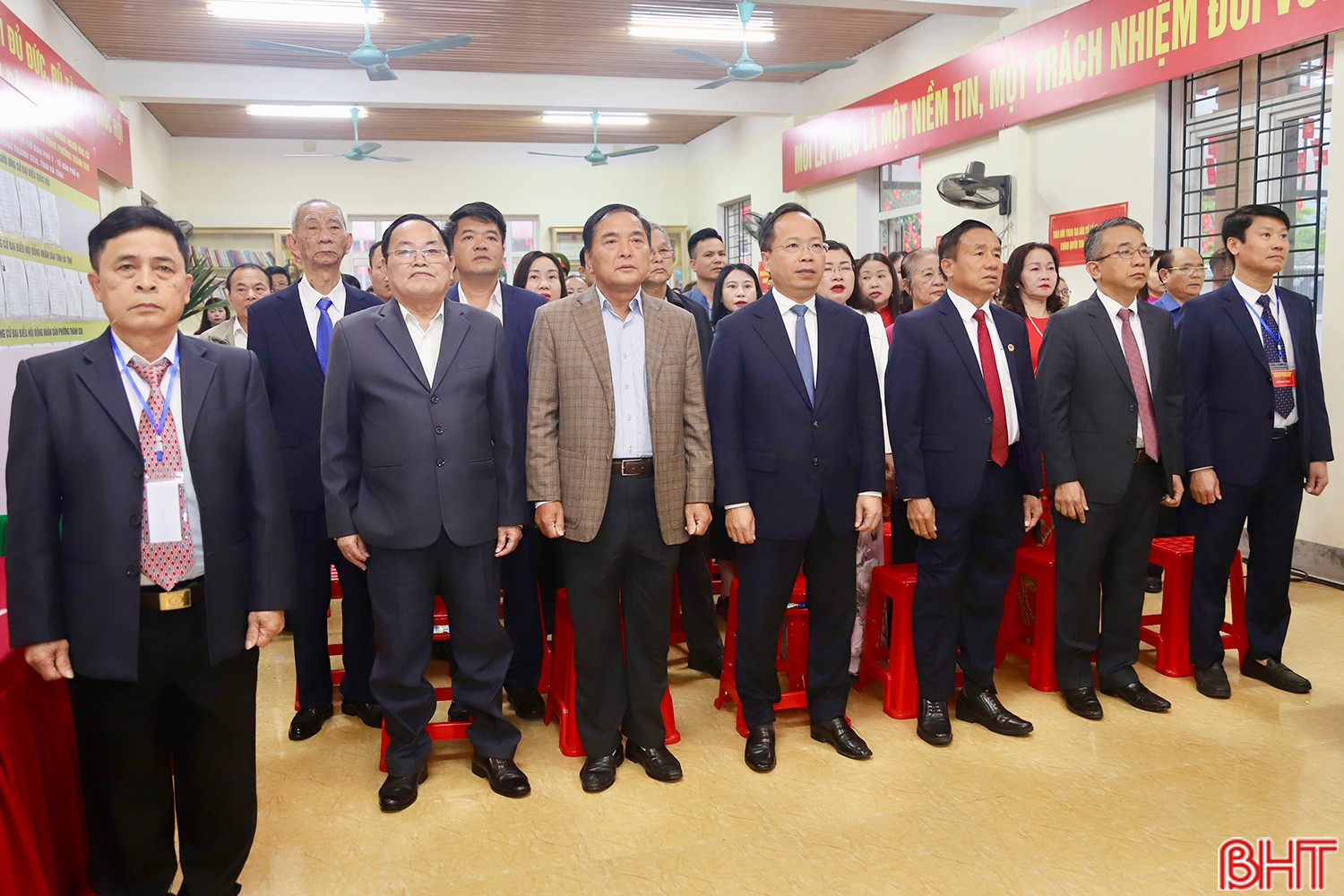 Đồng chí Nguyễn Duy Lâm - Ủy viên BCH Trung ương Đảng, Bí thư Tỉnh ủy, Trưởng ban Chỉ đạo bầu cử tỉnh và cử tri thực hiện nghi thức chào cờ.