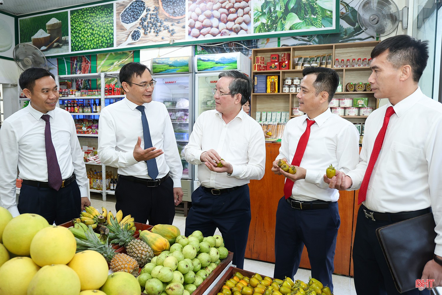 Chủ tịch Hội Nông dân Việt Nam Lương Quốc Đoàn tham quan Cửa hàng Nông sản thực phẩm an toàn Hội Nông dân tỉnh (phường Thành Sen) - nơi trưng bày, giới thiệu các sản phẩm OCOP, sản phẩm nông nghiệp tiêu biểu. Chủ tịch Hội Nông dân Việt Nam Lương Quốc Đoàn tham quan Cửa hàng Nông sản thực phẩm an toàn Hội Nông dân tỉnh (phường Thành Sen) - nơi trưng bày, giới thiệu các sản phẩm OCOP, sản phẩm nông nghiệp tiêu biểu.