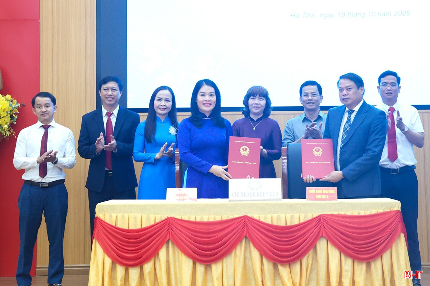 Lãnh đạo NHNN Chi nhánh Khu vực 8 và Hội LHPN tỉnh tiến hành ký kết chương trình phối hợp giai đoạn 2026 – 2030. bqbht_br_img-948-copy.jpg