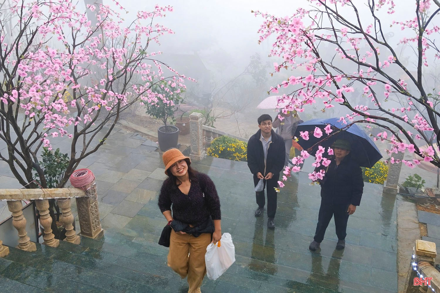 Hàng nghìn người "đội mưa" hành hương về Hương Tích tự